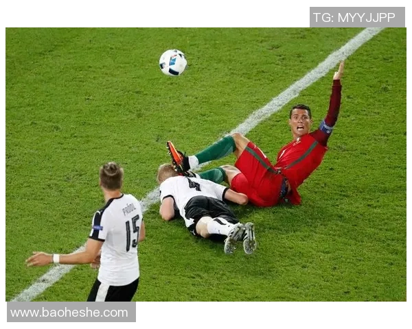 足球明星被犯规瞬间集锦：痛苦倒地与无奈抗议的经典时刻